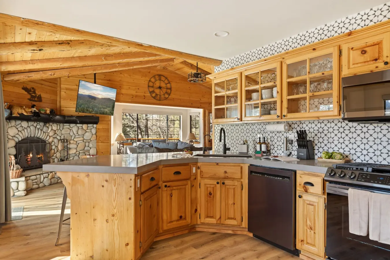 Bear Moon Manor Hot Tub Pine Views 3BR 17
