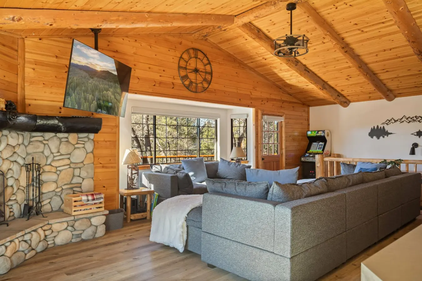 Bear Moon Manor Hot Tub Pine Views 3BR 8