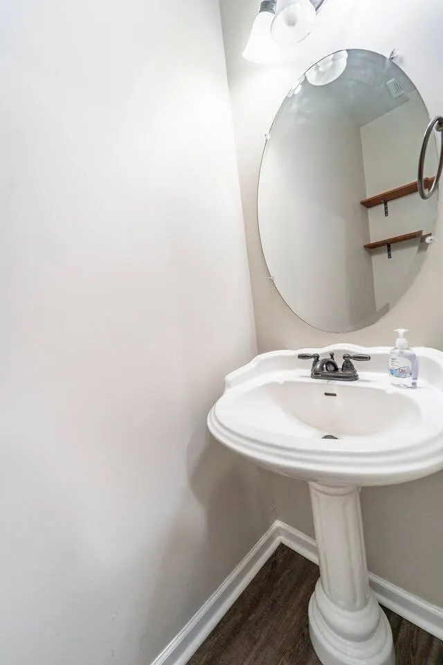 5 Beds 4 Bedrooms 2.5 Bathrooms Fenced In Backyard 17
