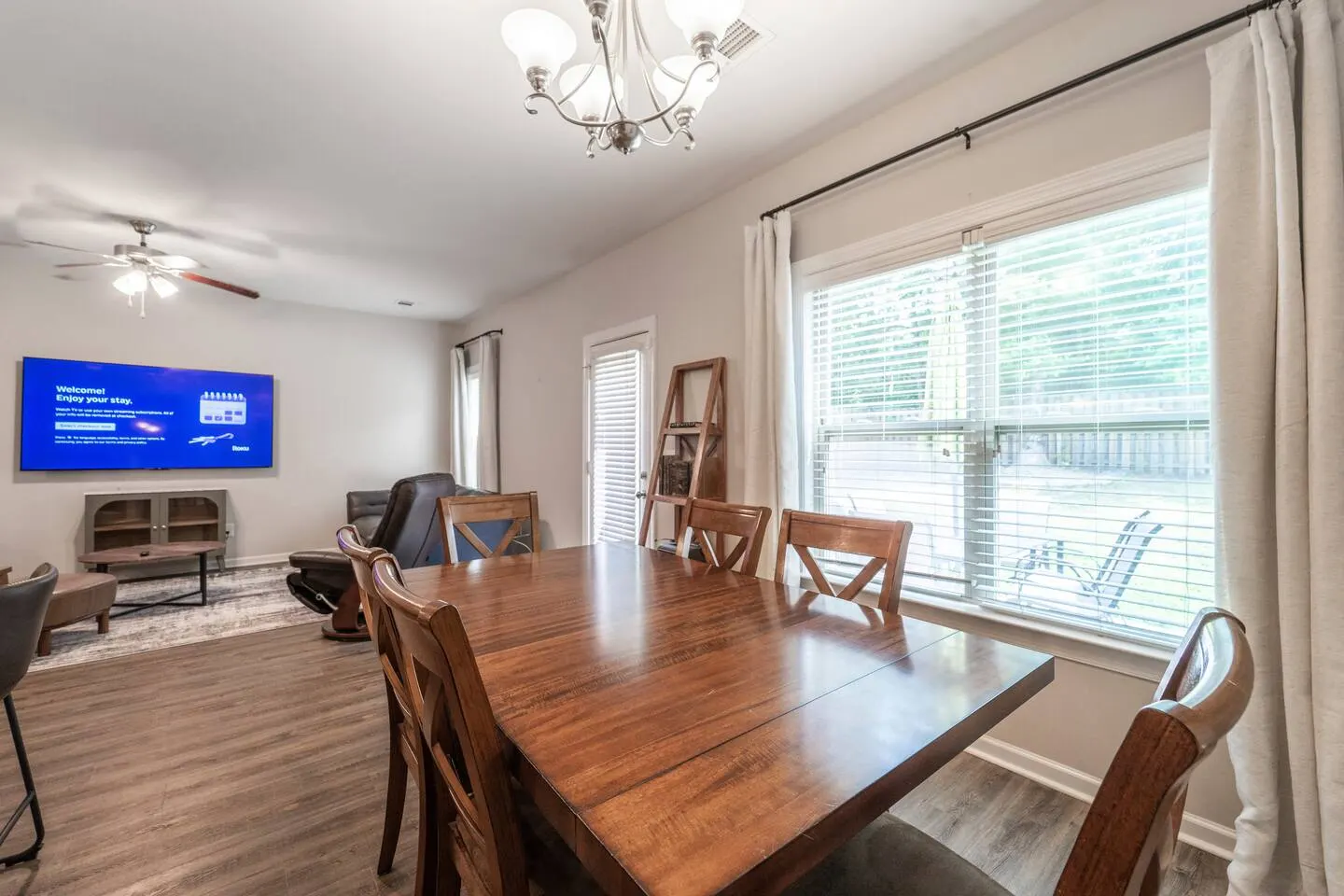5 Beds 4 Bedrooms 2.5 Bathrooms Fenced In Backyard — photo 4