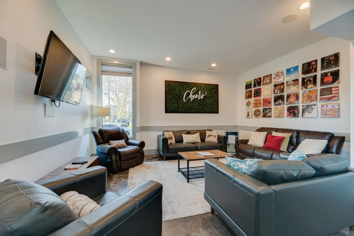 Downtown/20 foot ceiling/Gulch! 1