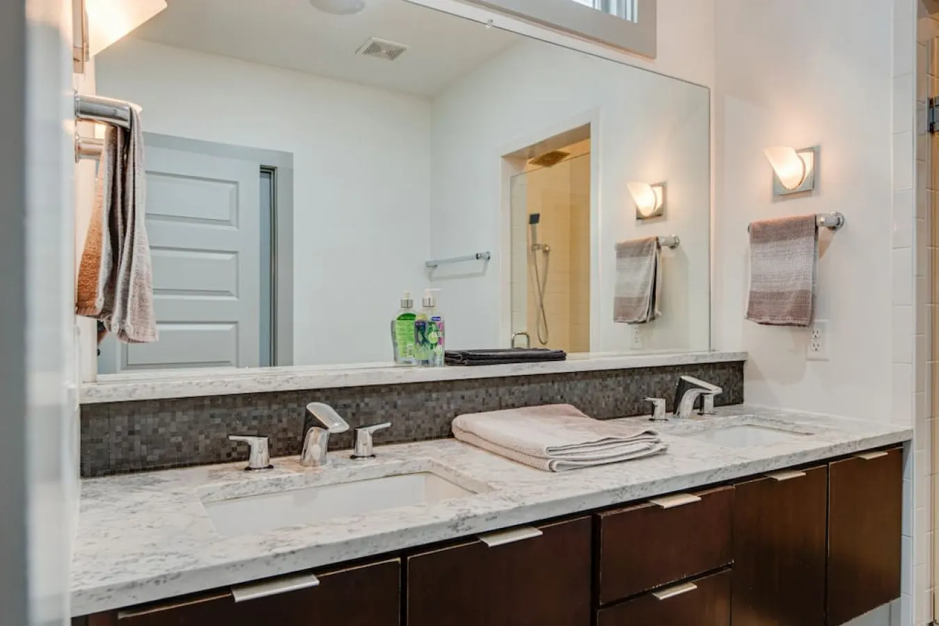 Downtown/20 foot ceiling/Gulch! 12