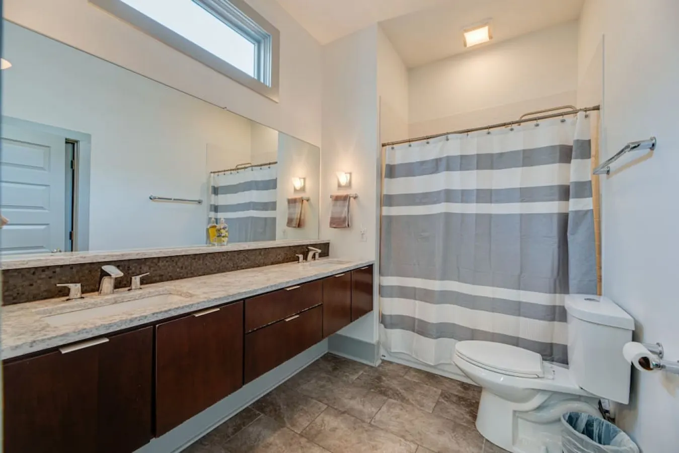 Downtown/20 foot ceiling/Gulch! 16