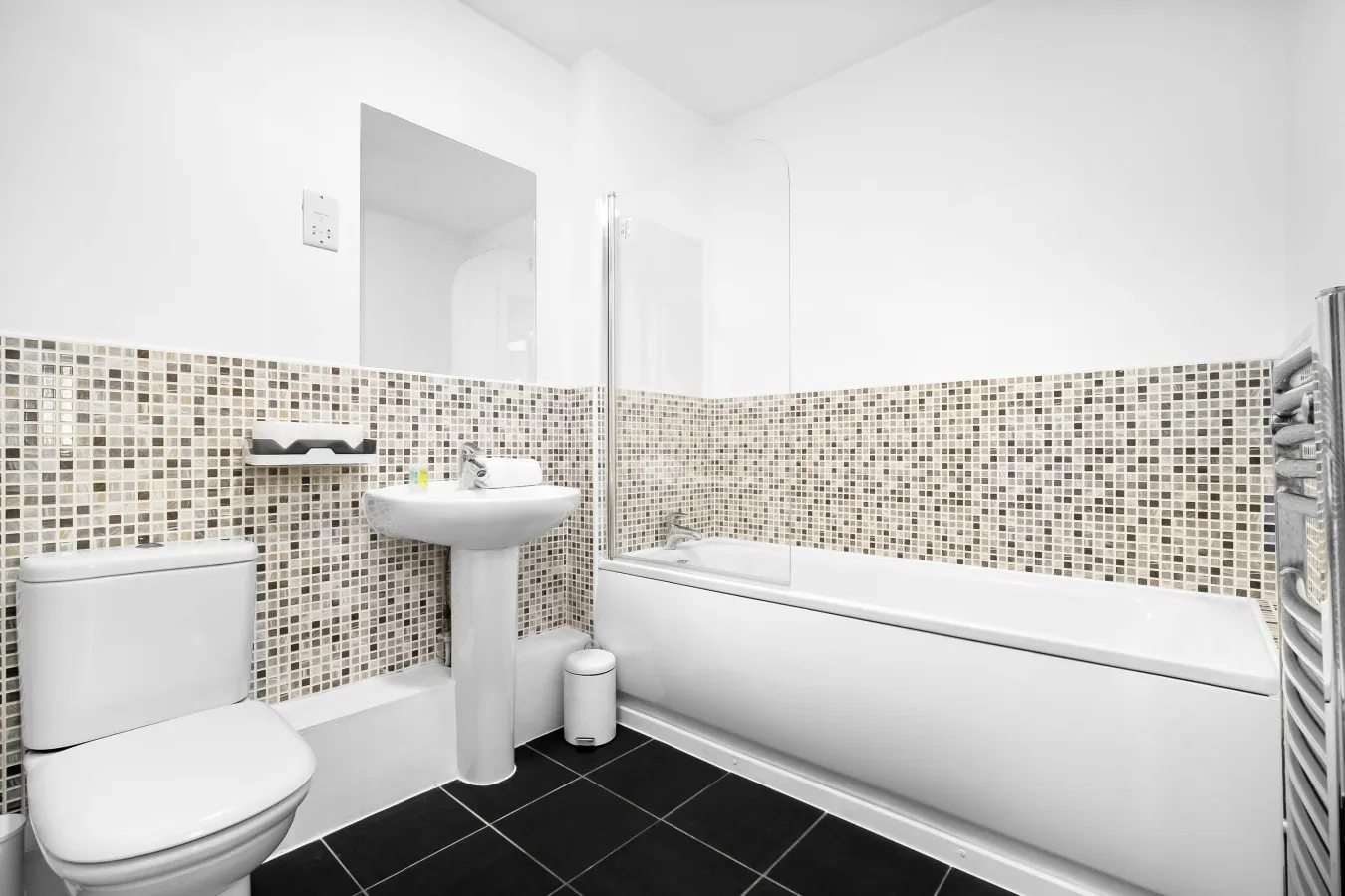 City Centre Apartment - Balcony - On Street Parking - Smart Tv & Neflix 11