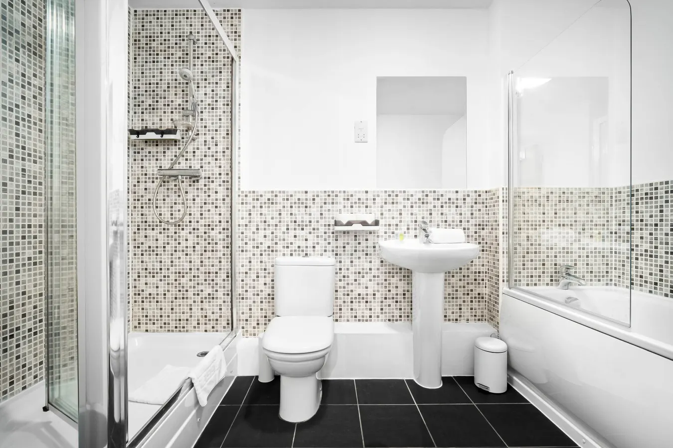 City Centre Apartment - Balcony - On Street Parking - Smart Tv & Neflix 15