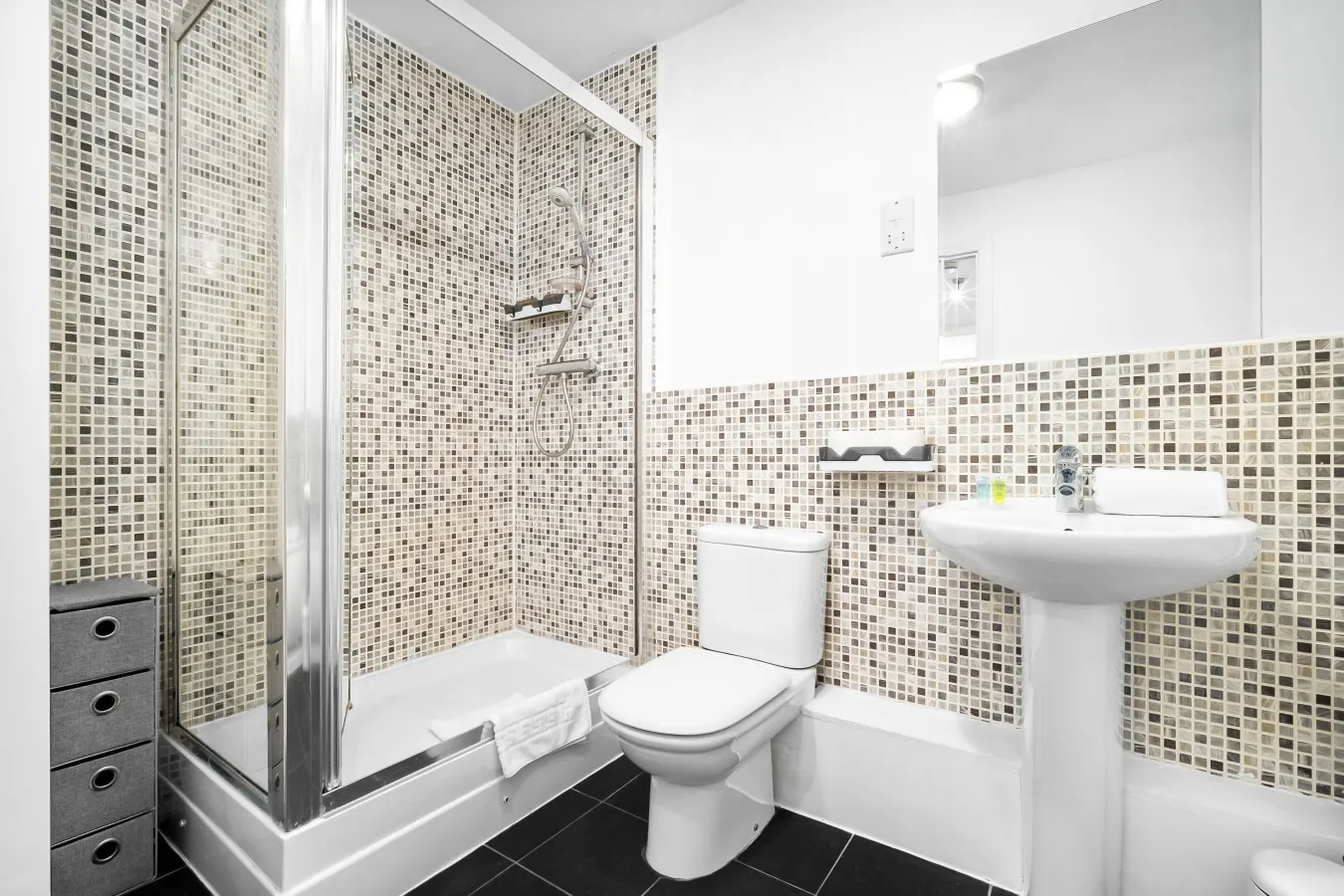 City Centre Apartment - Balcony - On Street Parking - Smart Tv & Neflix 19