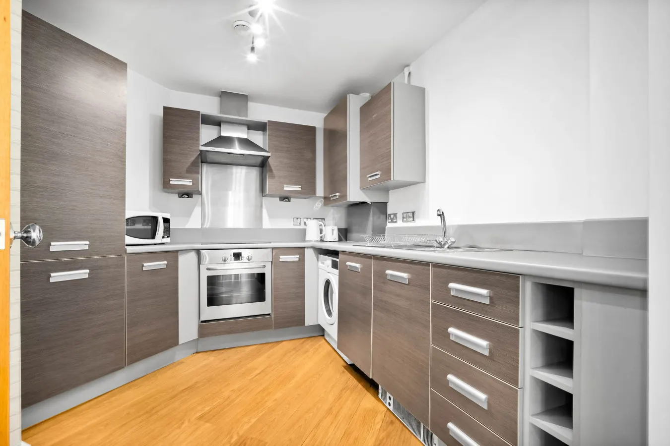 City Centre Apartment - Balcony - On Street Parking - Smart Tv & Neflix — photo 3