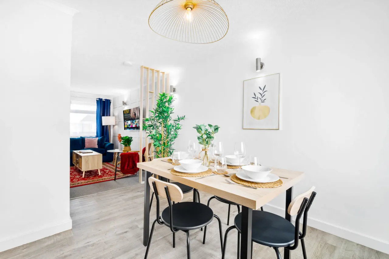 Stylish 3 Bedroom House - Parking - Garden 10