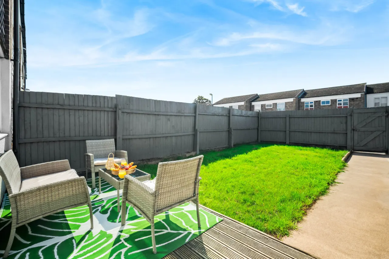 Stylish 3 Bedroom House - Parking - Garden 12