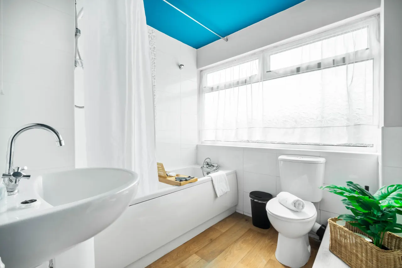 Stylish 3 Bedroom House - Parking - Garden 16