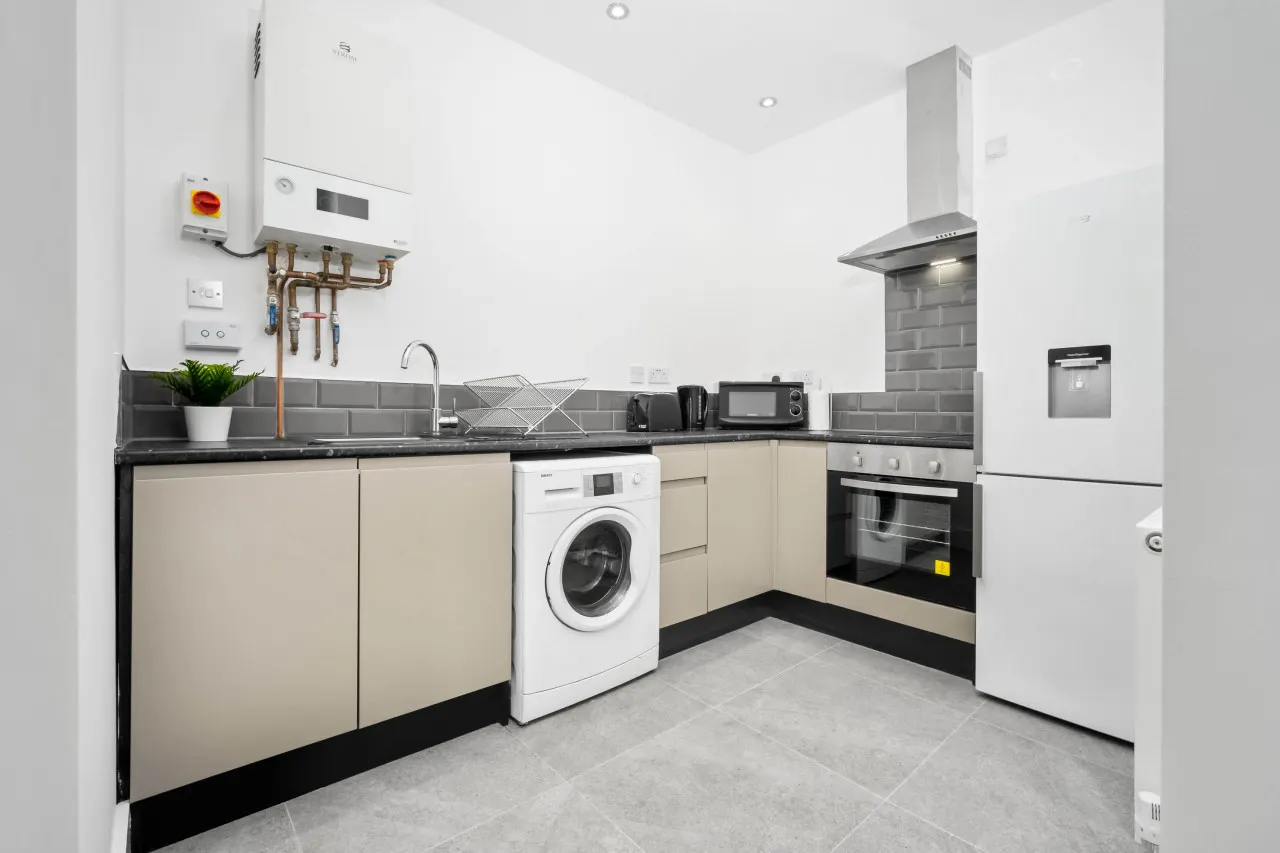 Modern Apartment - On Street Parking - Rowley Regis 11