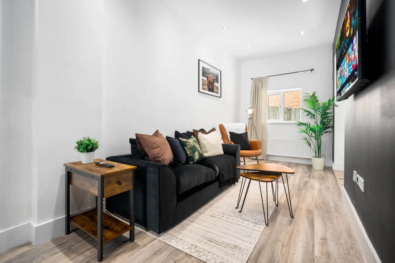 Modern Apartment - On Street Parking - Rowley Regis 6