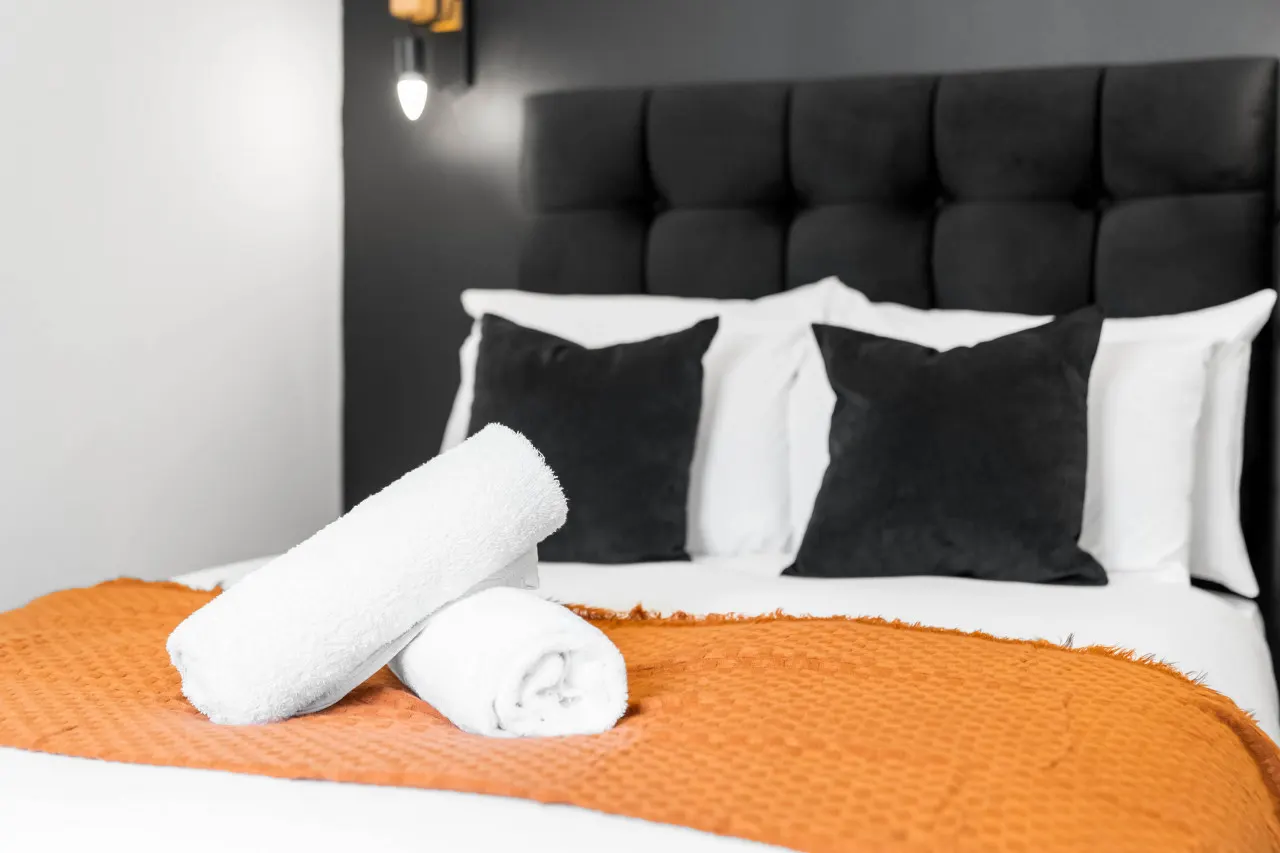 Modern Apartment - On Street Parking - Rowley Regis 8