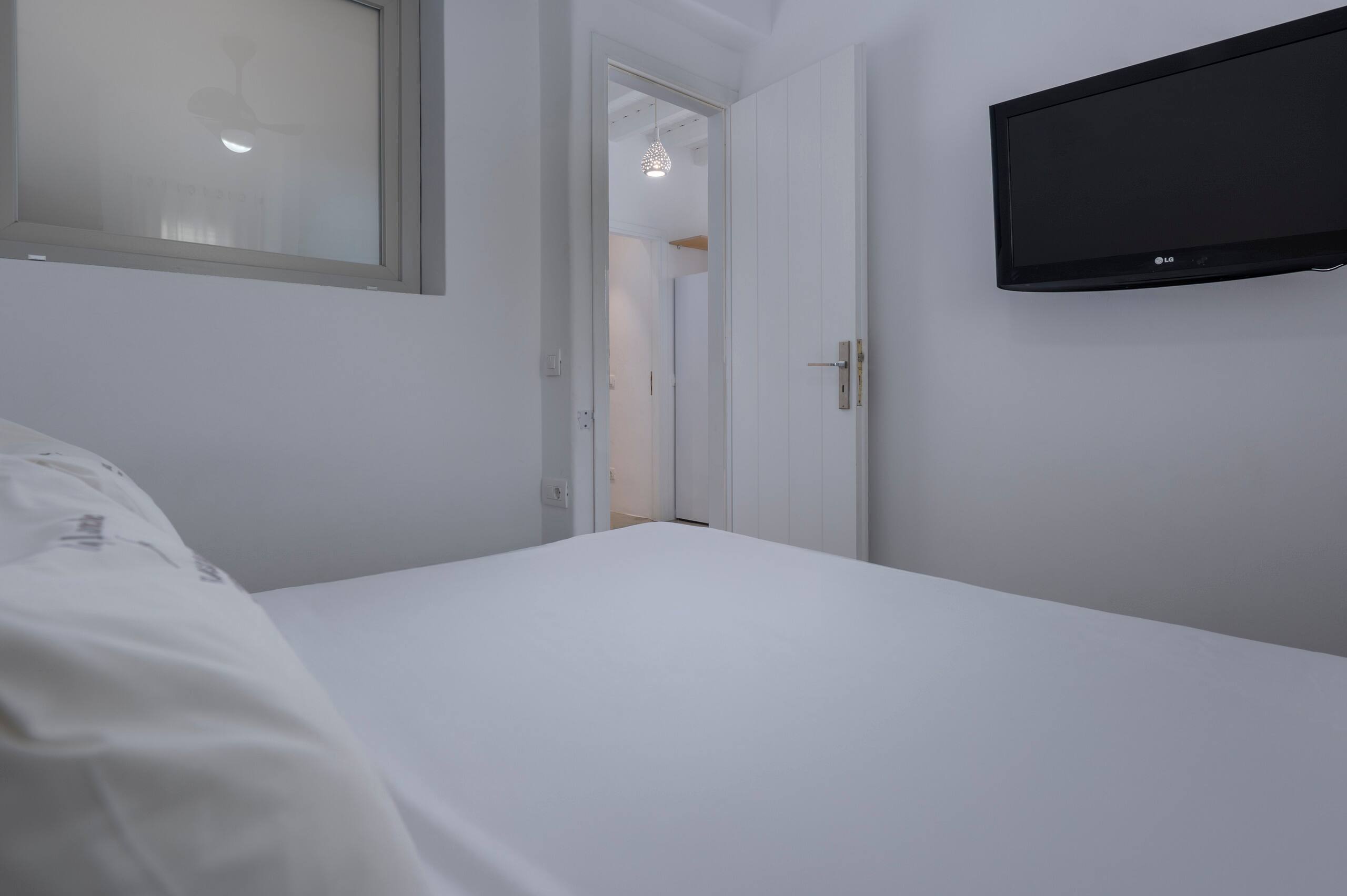 Side Sea View Apartment w Balcony | Flaskos Suites 16