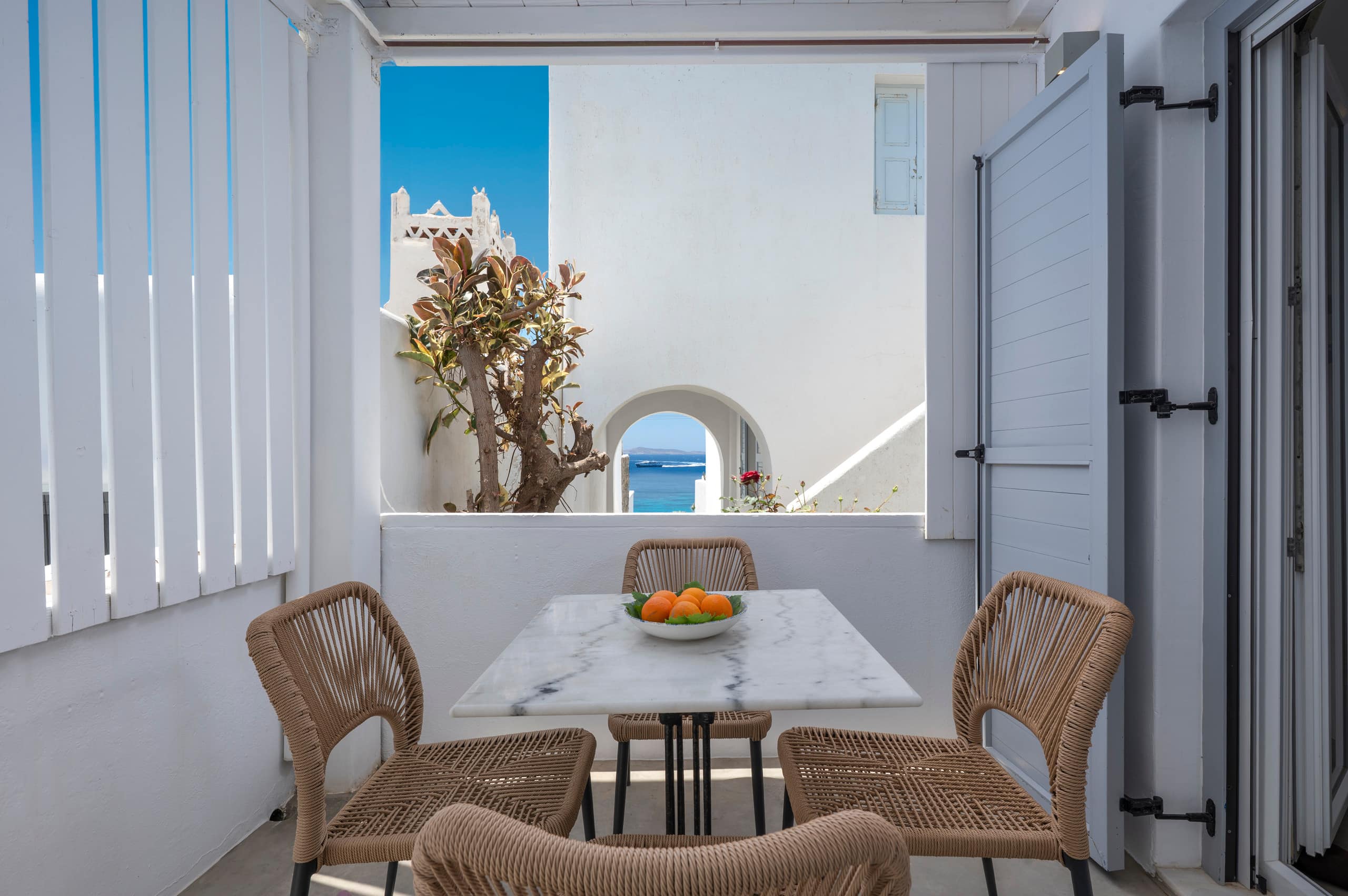 Side Sea View Apartment w Balcony | Flaskos Suites — photo 4