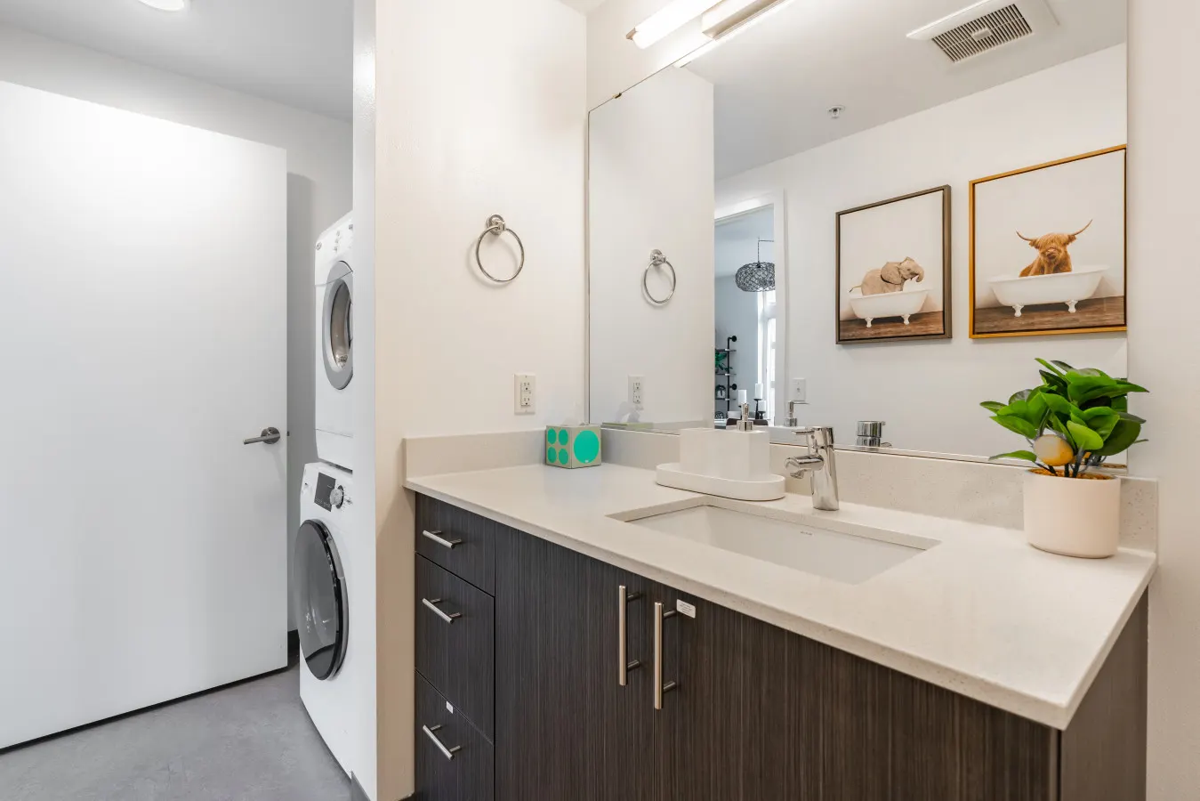 Central District Large King Bed Apartment 13