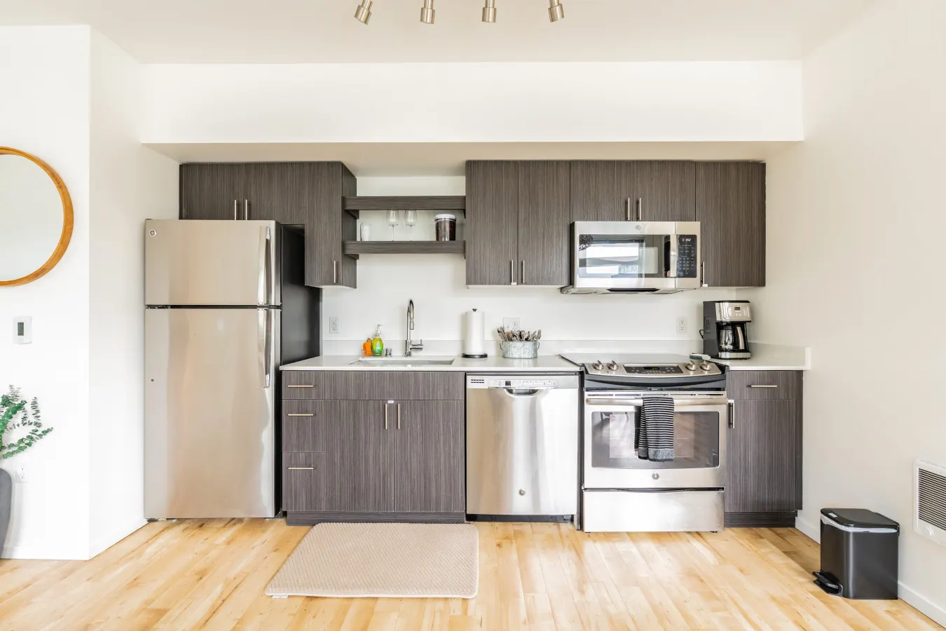 Central District Large King Bed Apartment 18