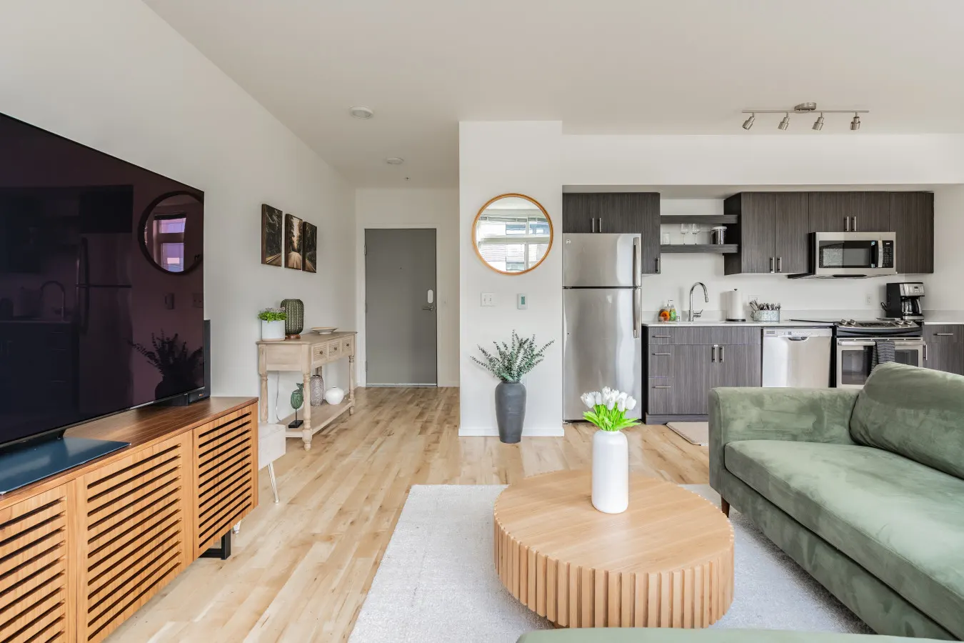 Central District Large King Bed Apartment 7