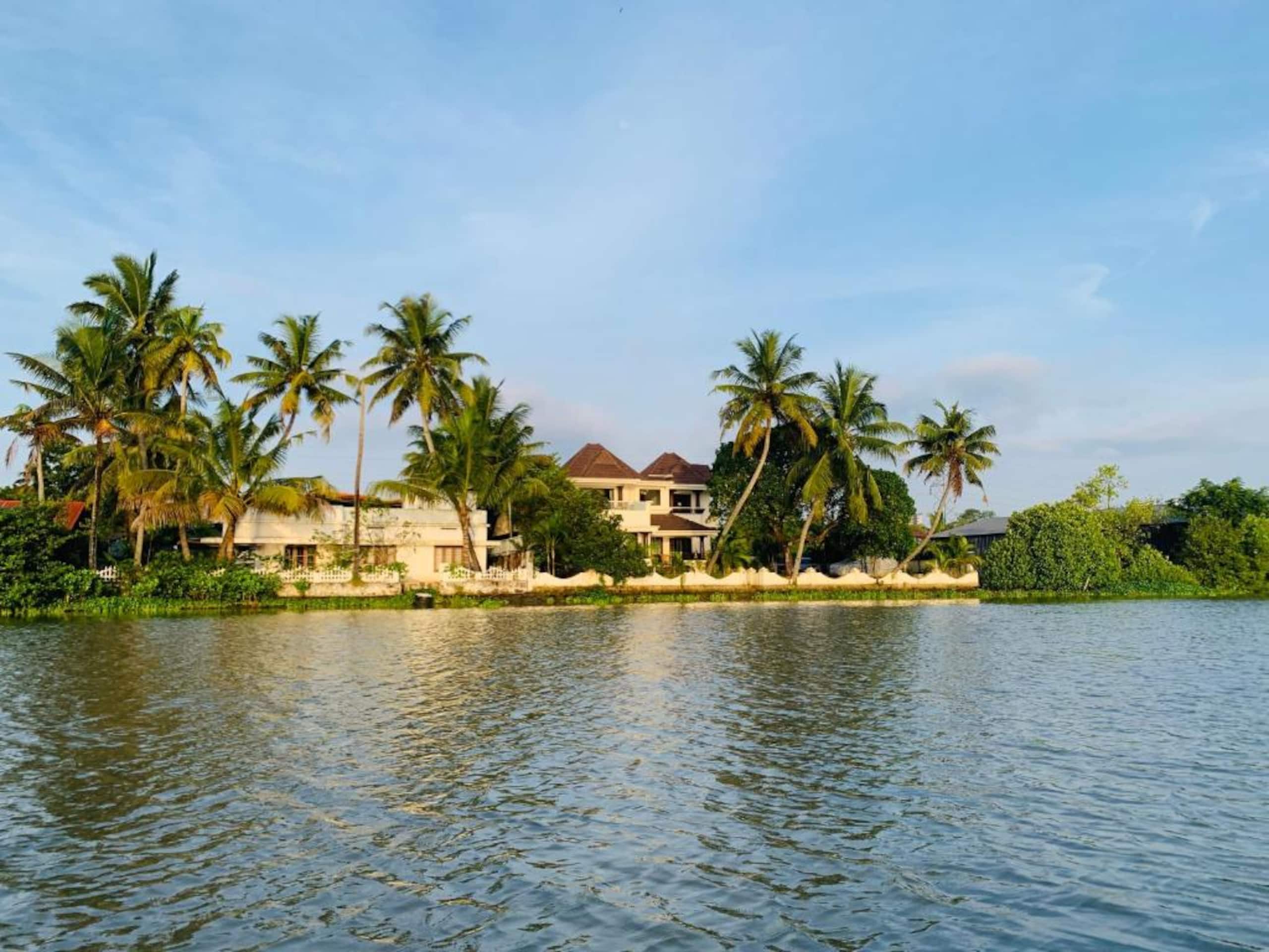 The Ambassador's Residence:Lakeside Villa in Kochi 27