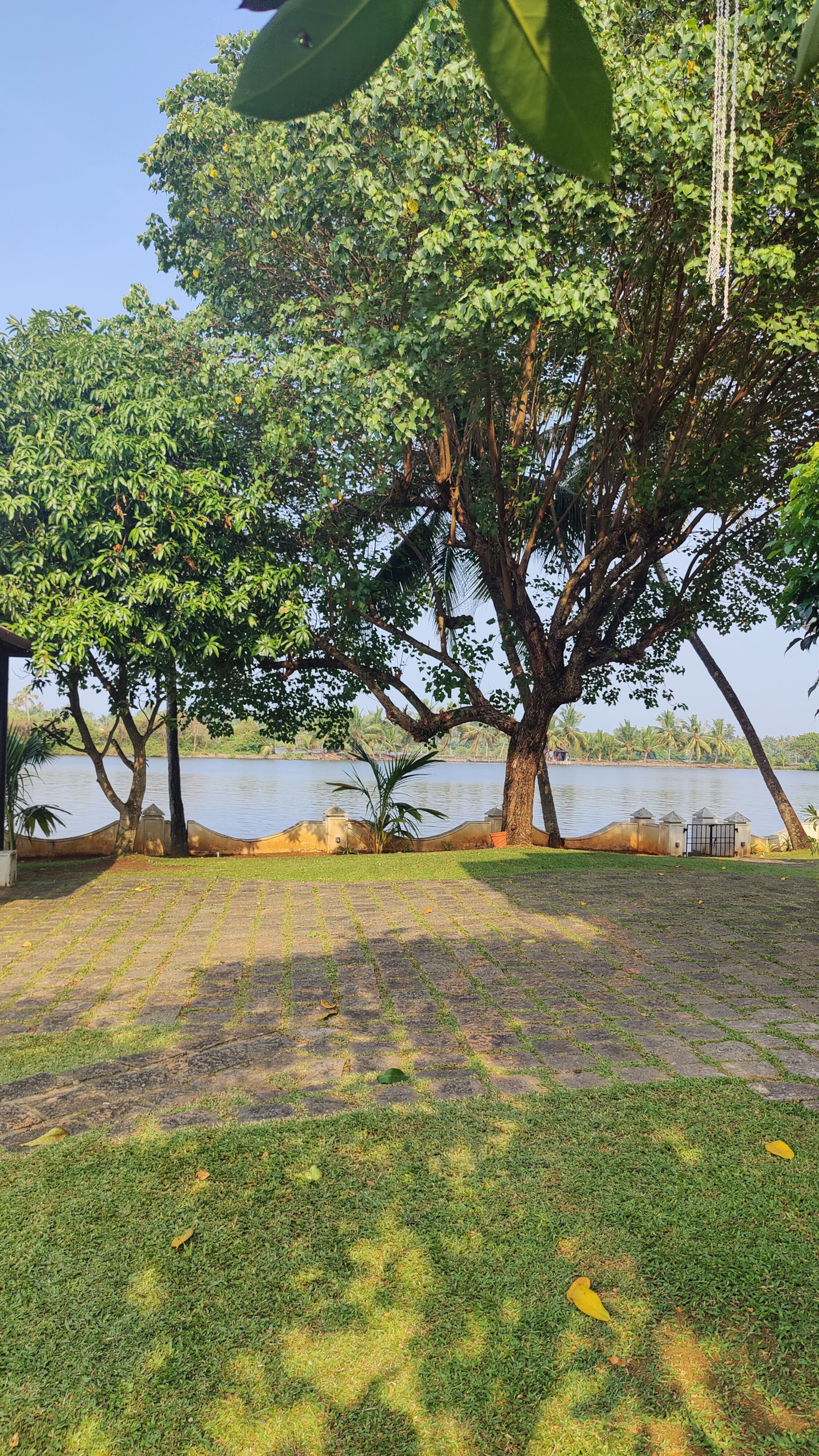 The Ambassador's Residence:Lakeside Villa in Kochi 17