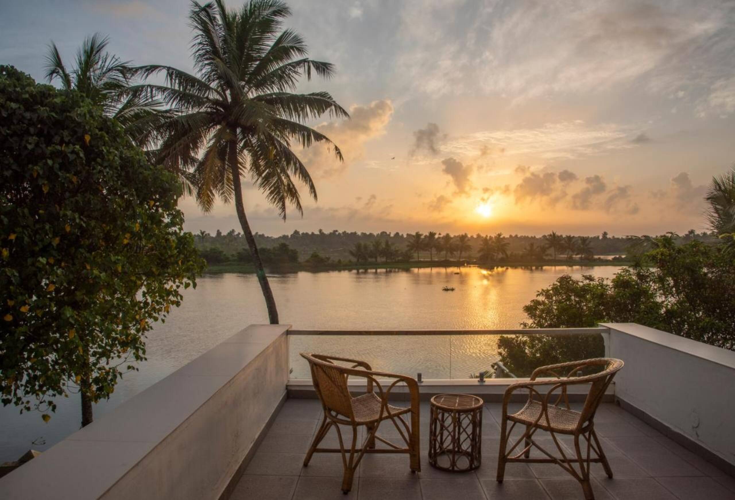 The Ambassador's Residence:Lakeside Villa in Kochi 26