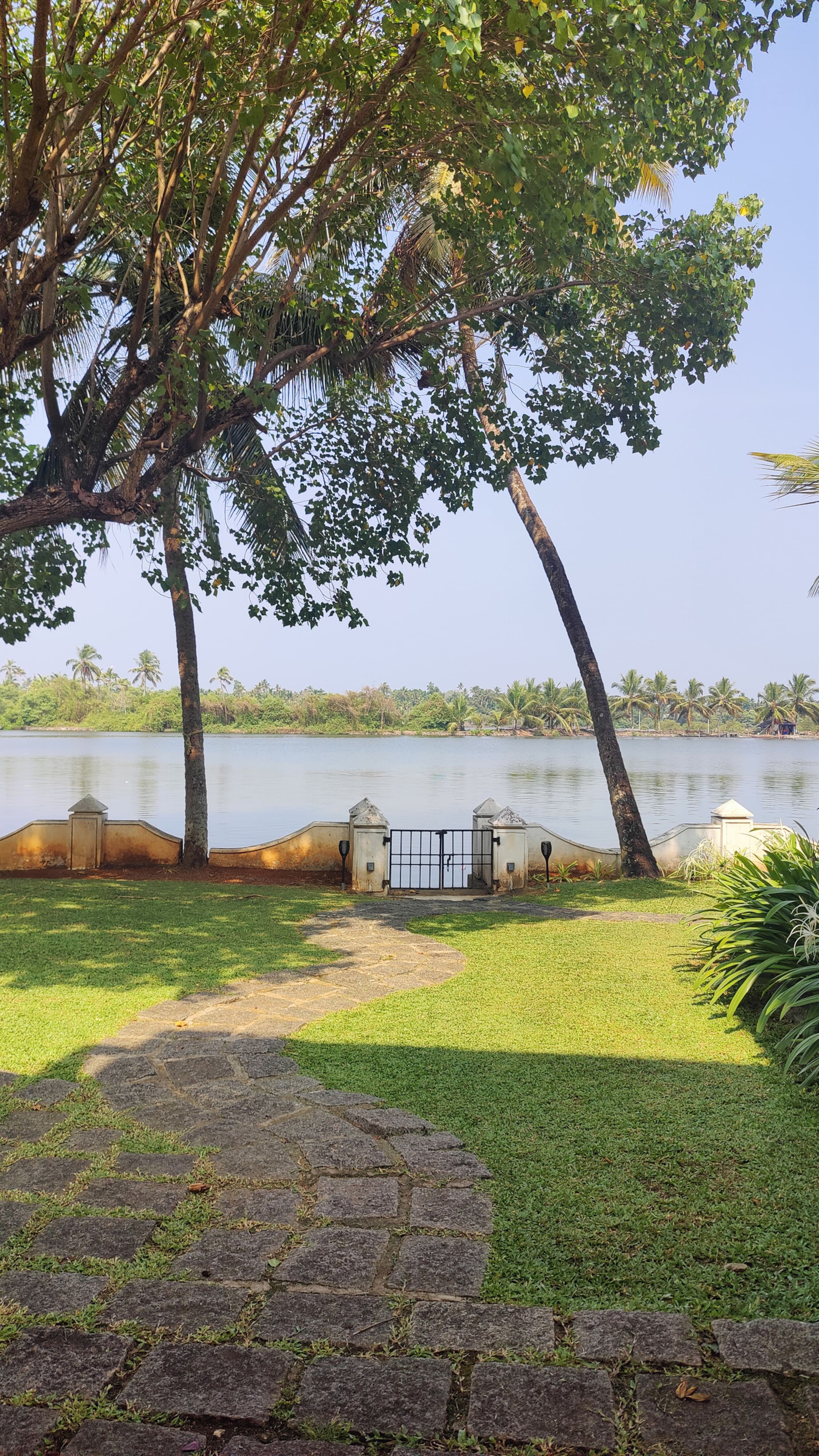 The Ambassador's Residence:Lakeside Villa in Kochi 18
