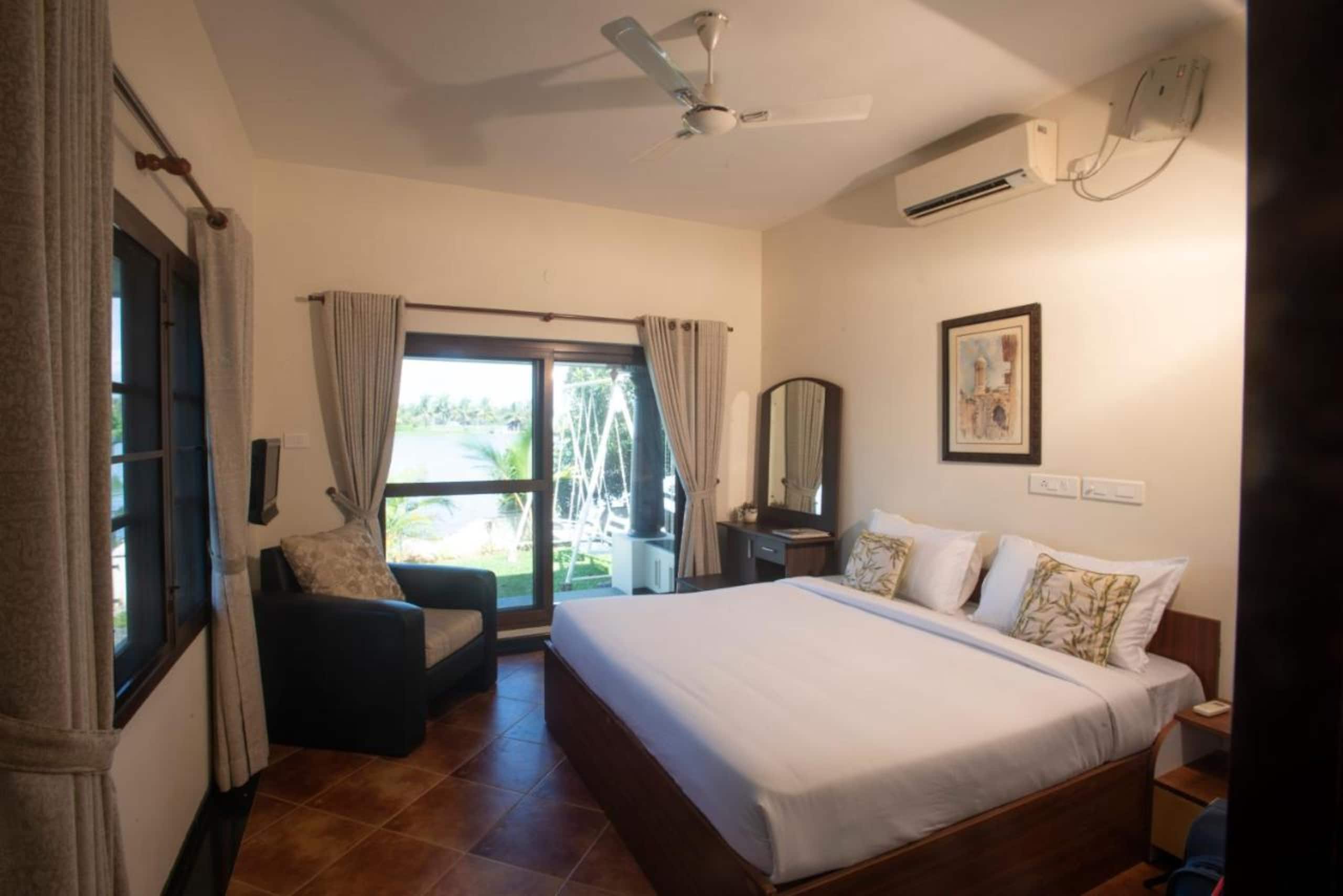 The Ambassador's Residence:Lakeside Villa in Kochi 11