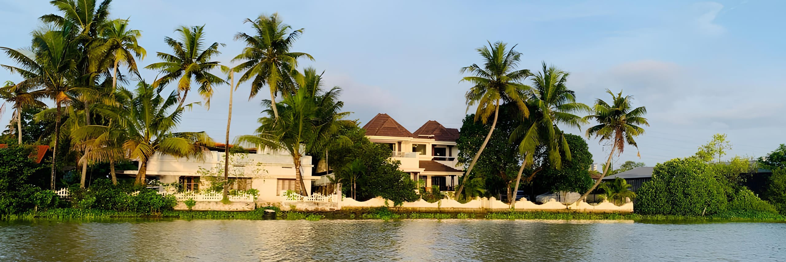 The Ambassador's Residence:Lakeside Villa in Kochi