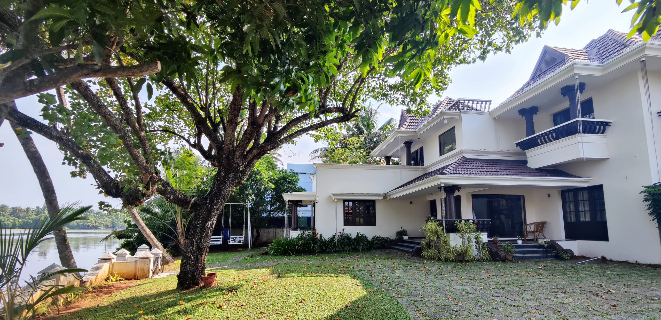 The Ambassador's Residence:Lakeside Villa in Kochi 23