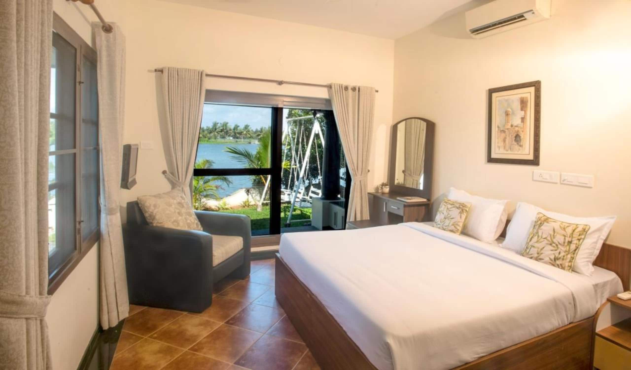 The Ambassador's Residence:Lakeside Villa in Kochi 10