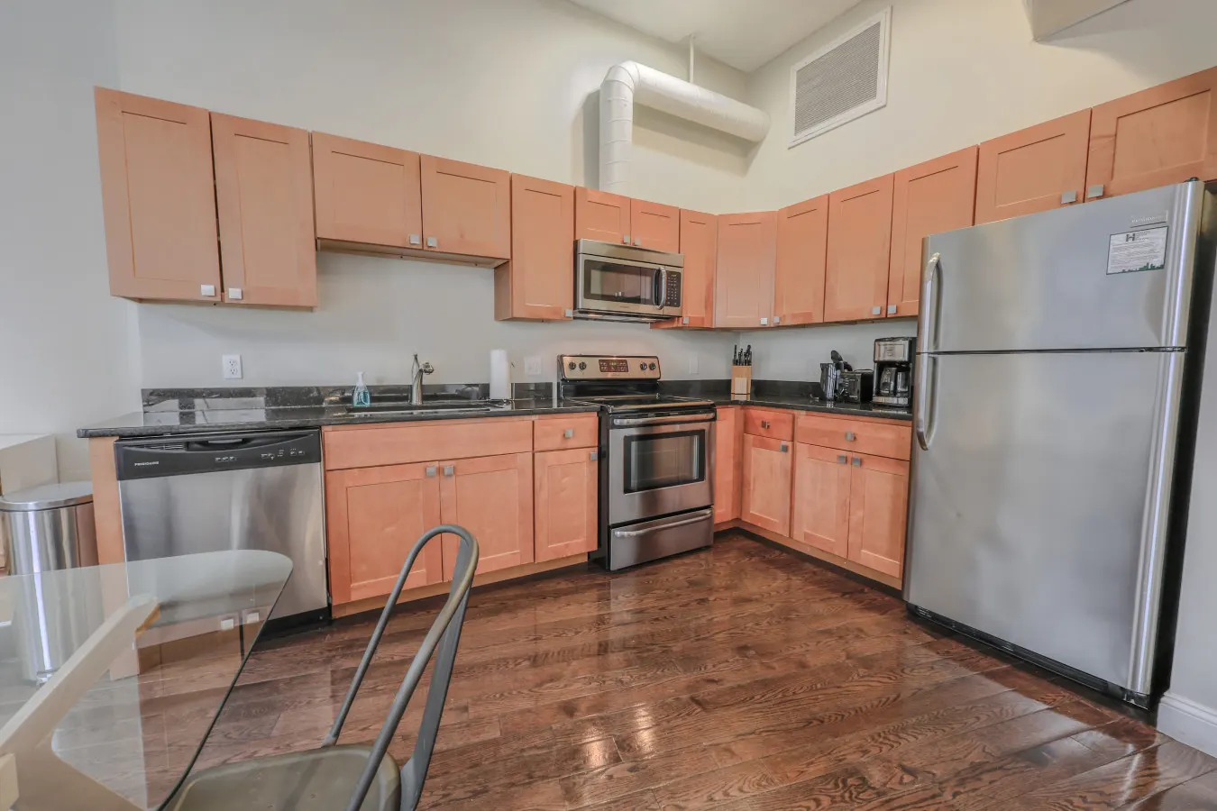 Spacious 2BR | Keyless Entry — photo 4