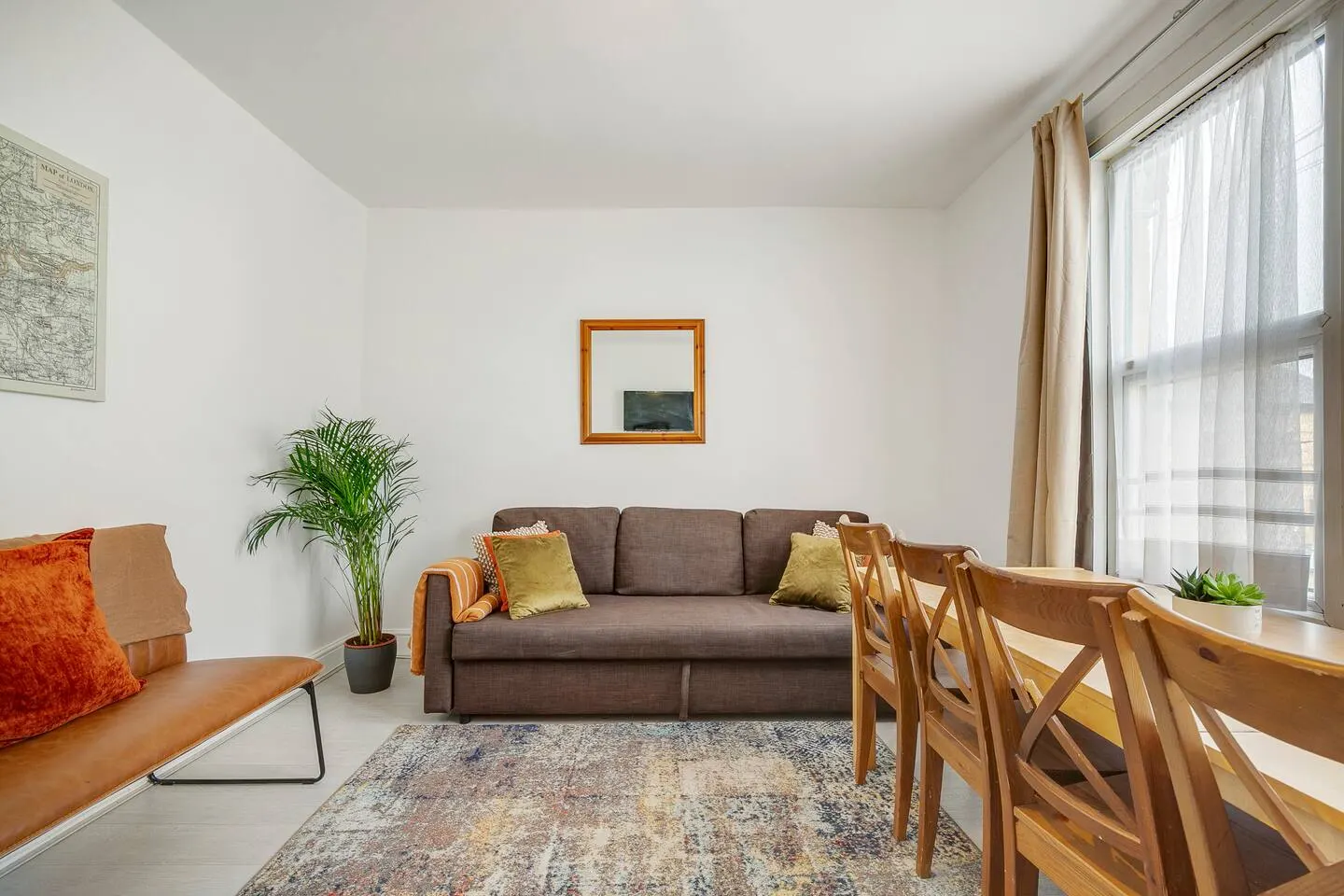Spacious House in North London, very close to train station and bus stops, near Tottenham Stadium & lots of parking 2