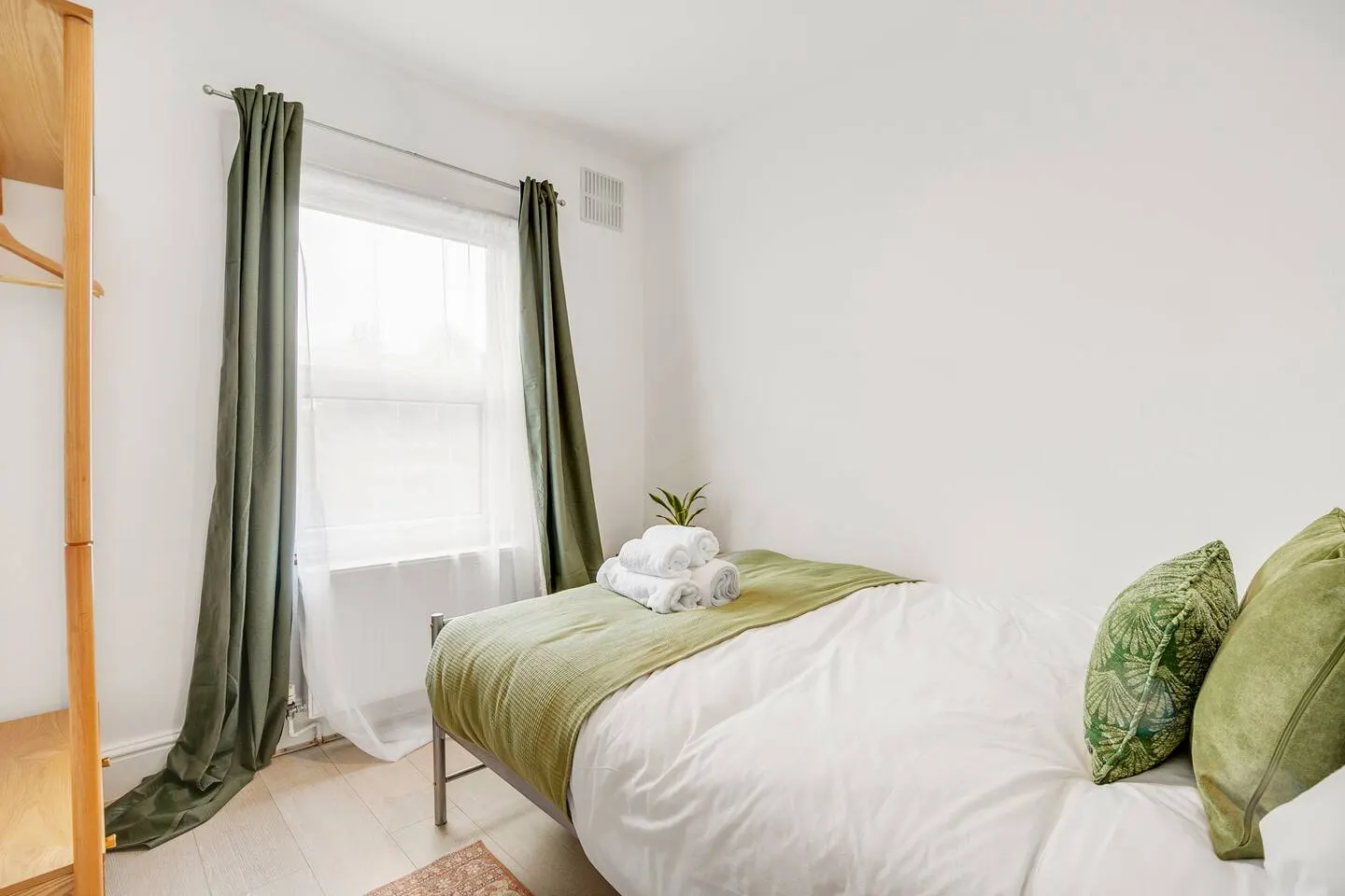 Spacious House in North London, very close to train station and bus stops, near Tottenham Stadium & lots of parking 16