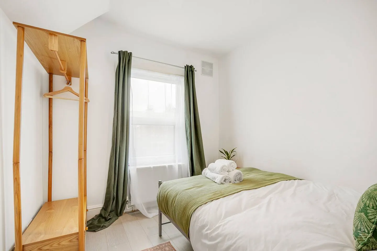 Spacious House in North London, very close to train station and bus stops, near Tottenham Stadium & lots of parking 17