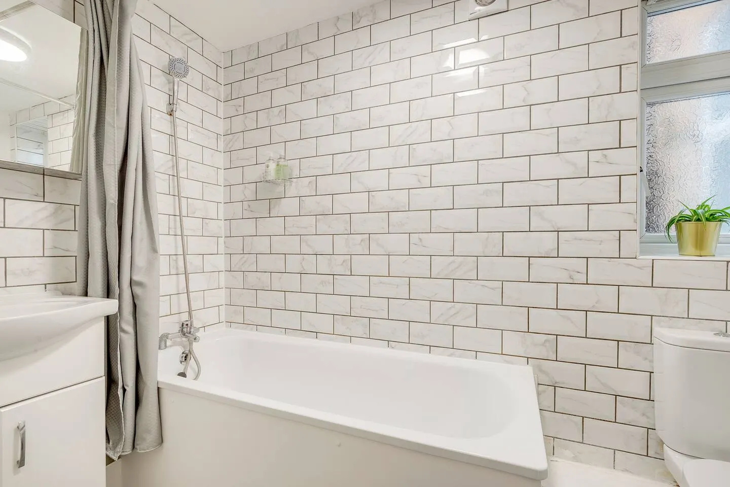 Spacious House in North London, very close to train station and bus stops, near Tottenham Stadium & lots of parking 18