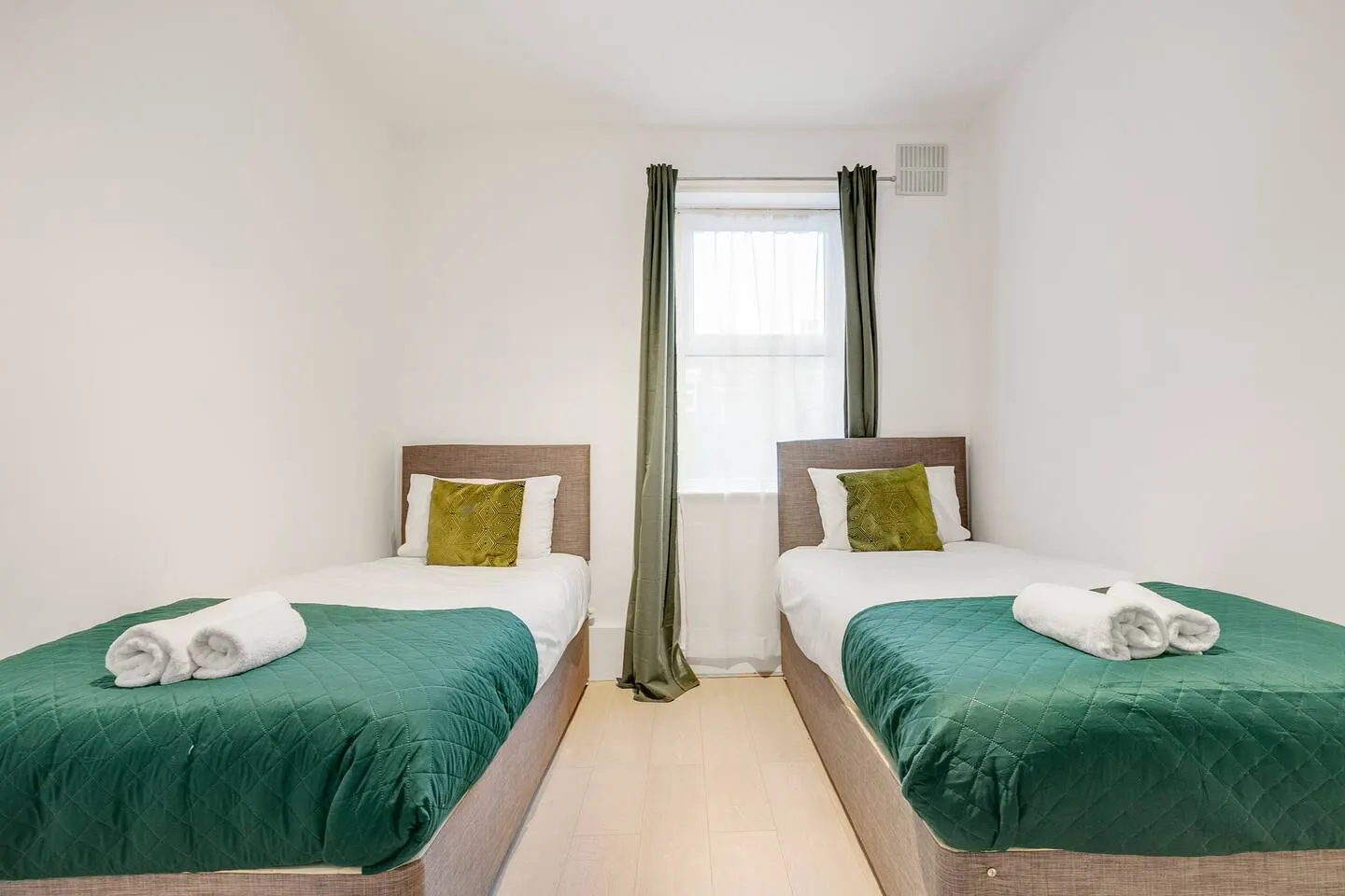 Spacious House in North London, very close to train station and bus stops, near Tottenham Stadium & lots of parking 20