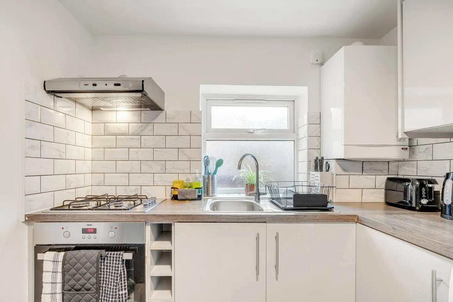 Spacious House in North London, very close to train station and bus stops, near Tottenham Stadium & lots of parking 3