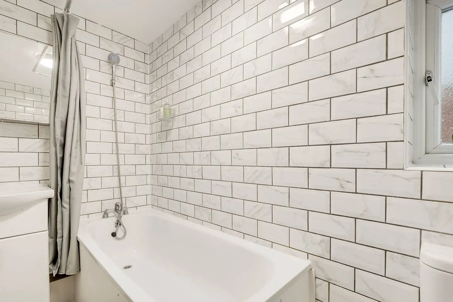 Spacious House in North London, very close to train station and bus stops, near Tottenham Stadium & lots of parking 8