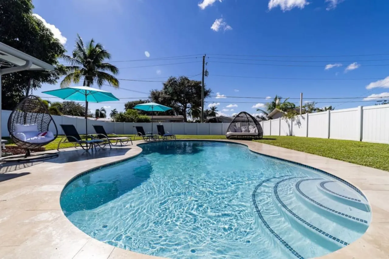 Luxury Pool Villa- 15 Mins to Hollywood Beach!