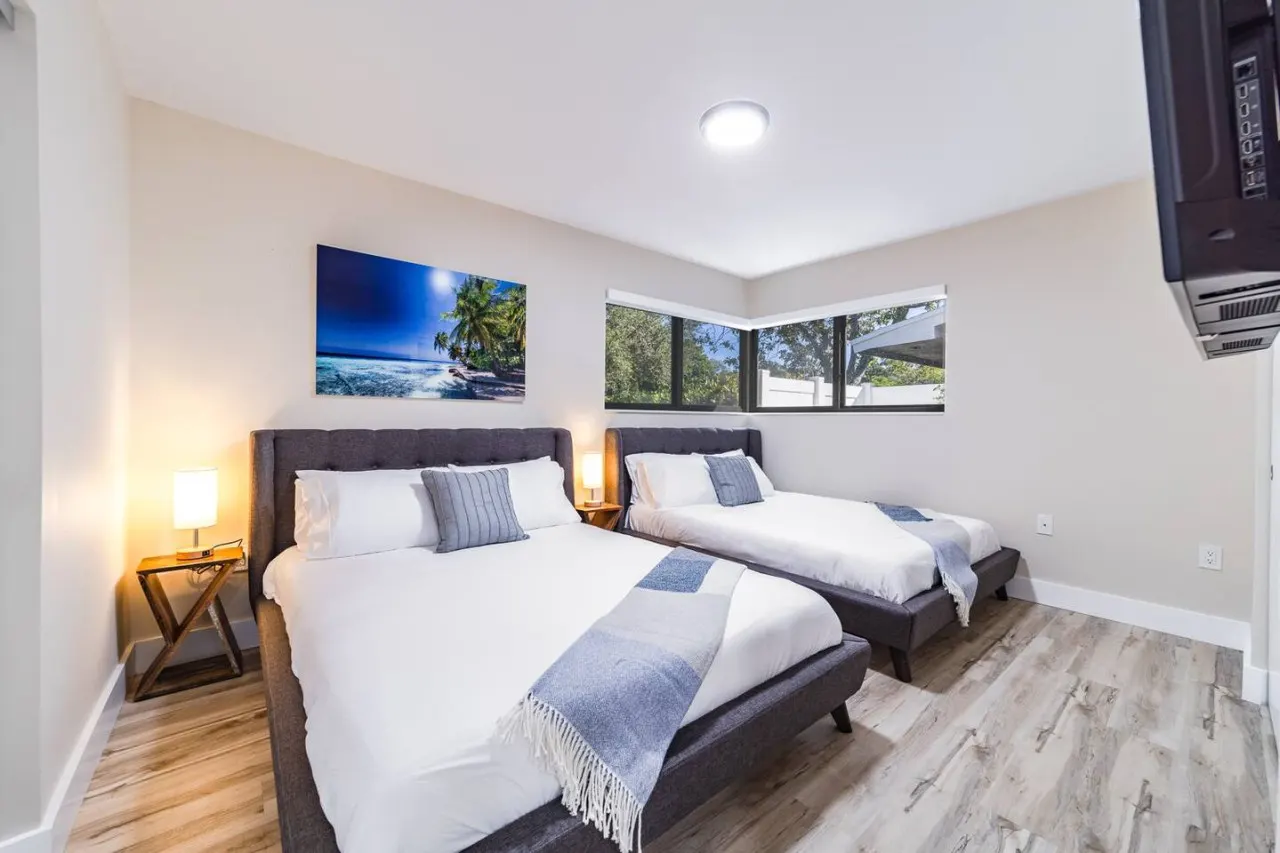 Luxury Pool Villa- 15 Mins to Hollywood Beach! 16