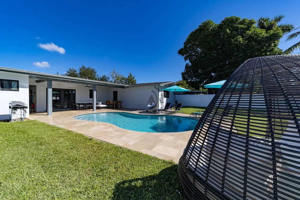 Luxury Pool Villa- 15 Mins to Hollywood Beach! 17