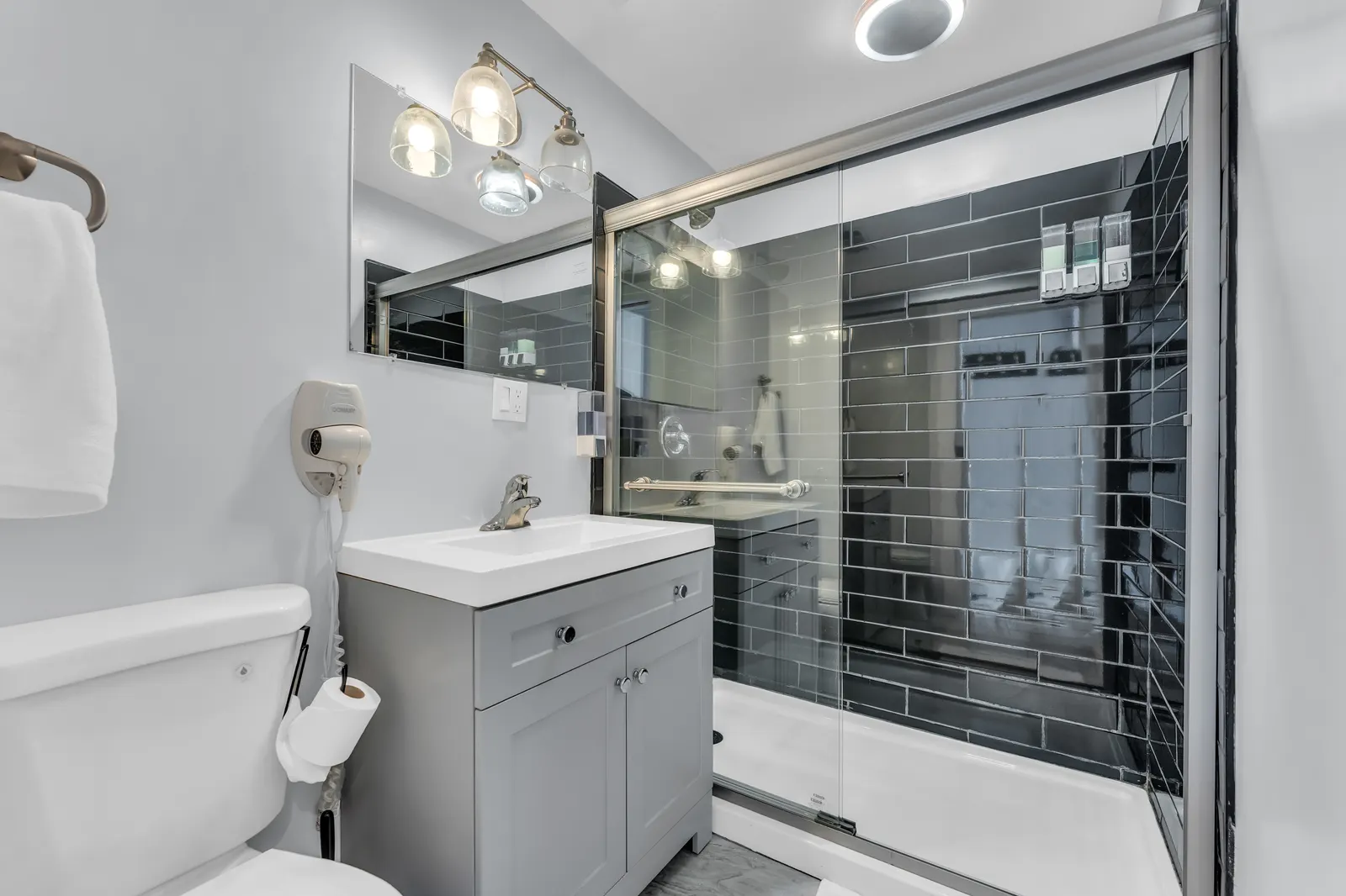 Private Bath - near lakewood and RTA 1