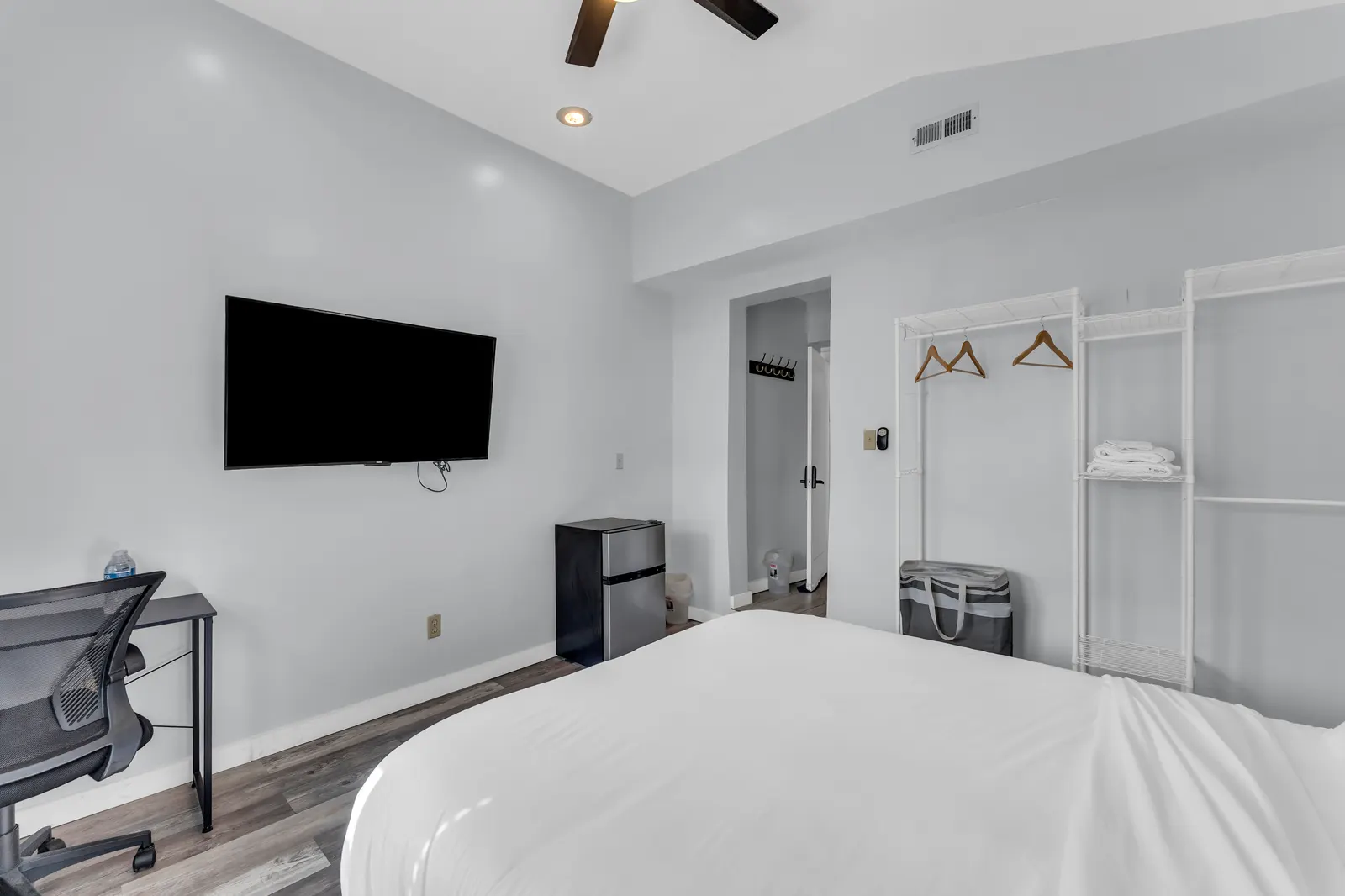 Private Bath - near lakewood and RTA 3