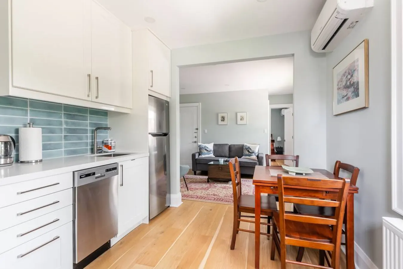 Stylish & Cozy 2-Bedroom Home - Bloor West Village 9