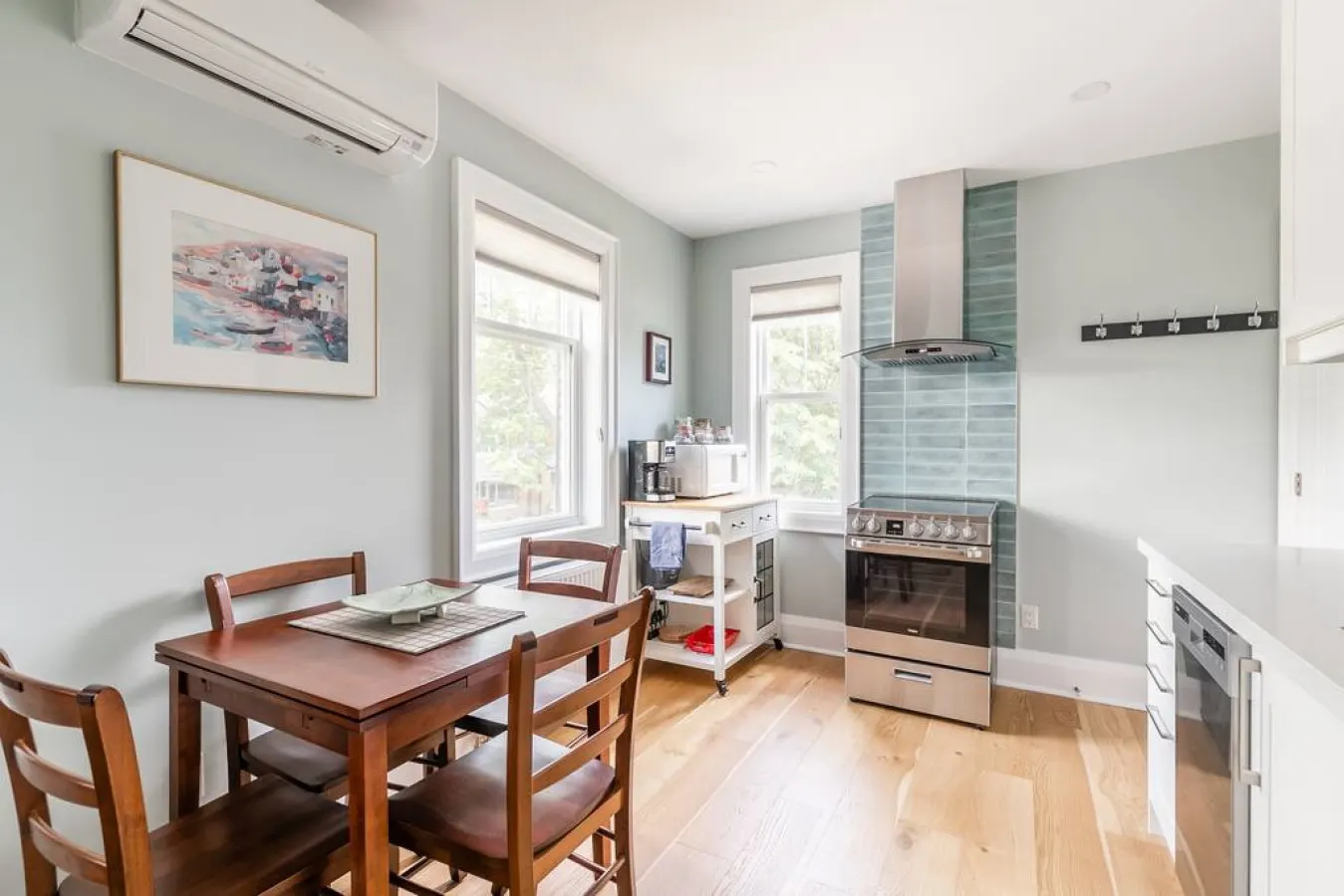 Stylish & Cozy 2-Bedroom Home - Bloor West Village 10