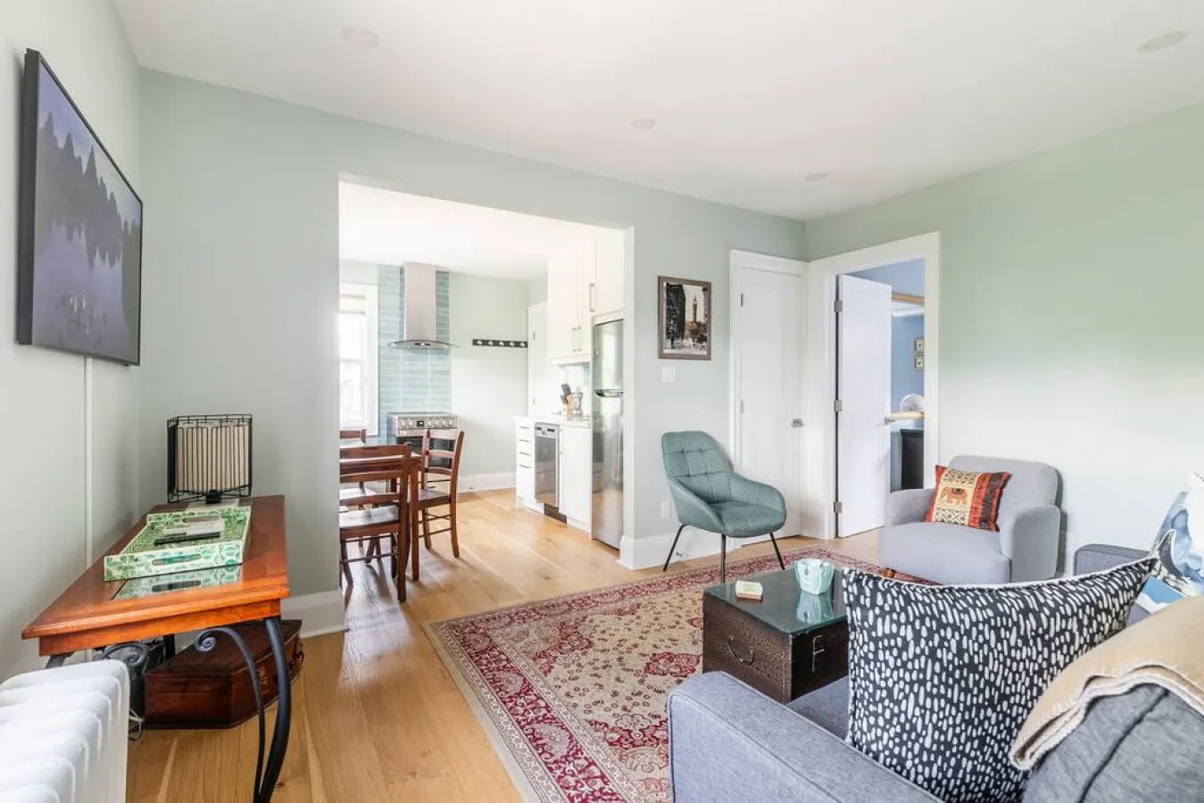 Stylish & Cozy 2-Bedroom Home - Bloor West Village 13