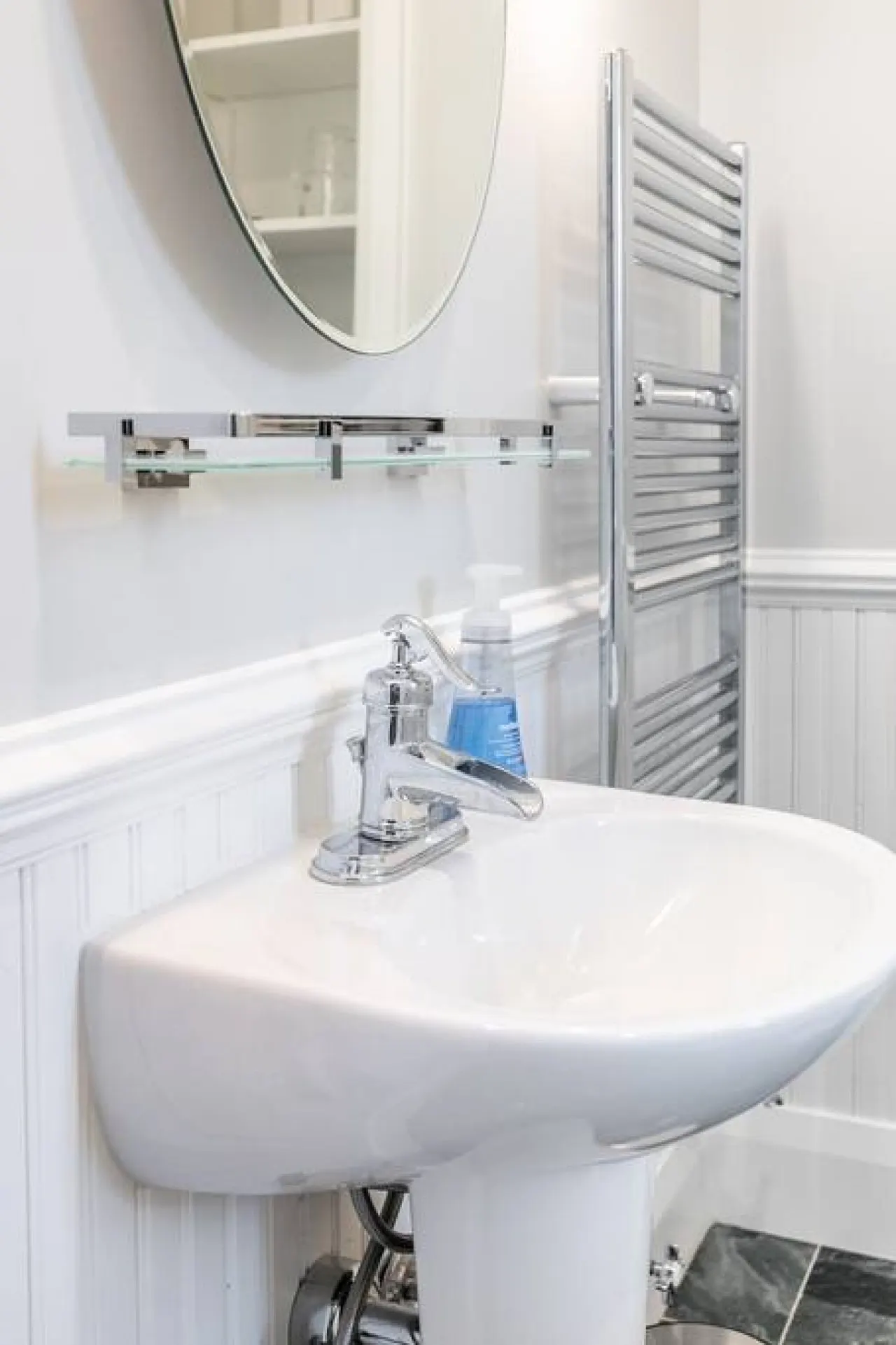 Stylish & Cozy 2-Bedroom Home - Bloor West Village 14