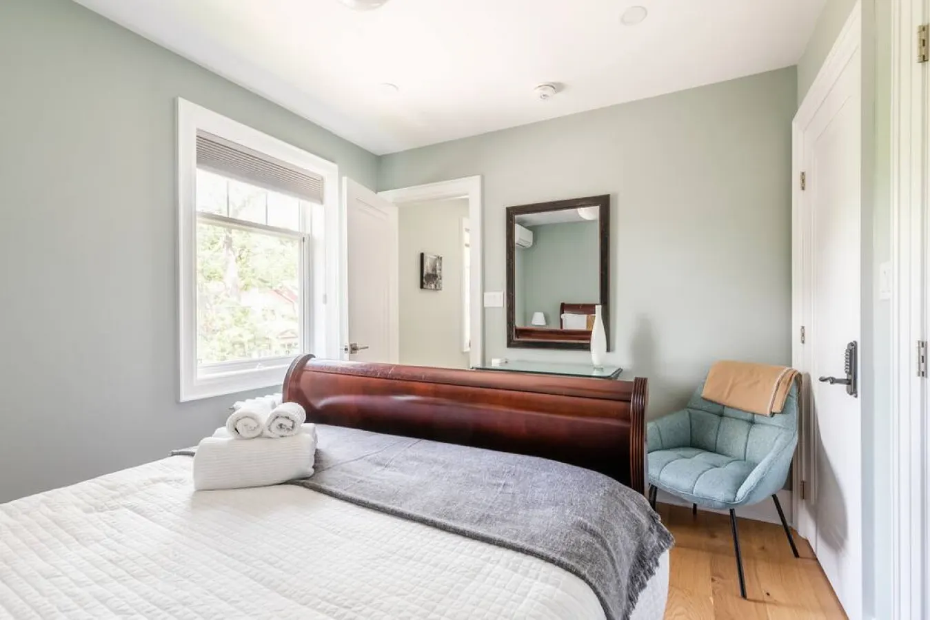 Stylish & Cozy 2-Bedroom Home - Bloor West Village 15