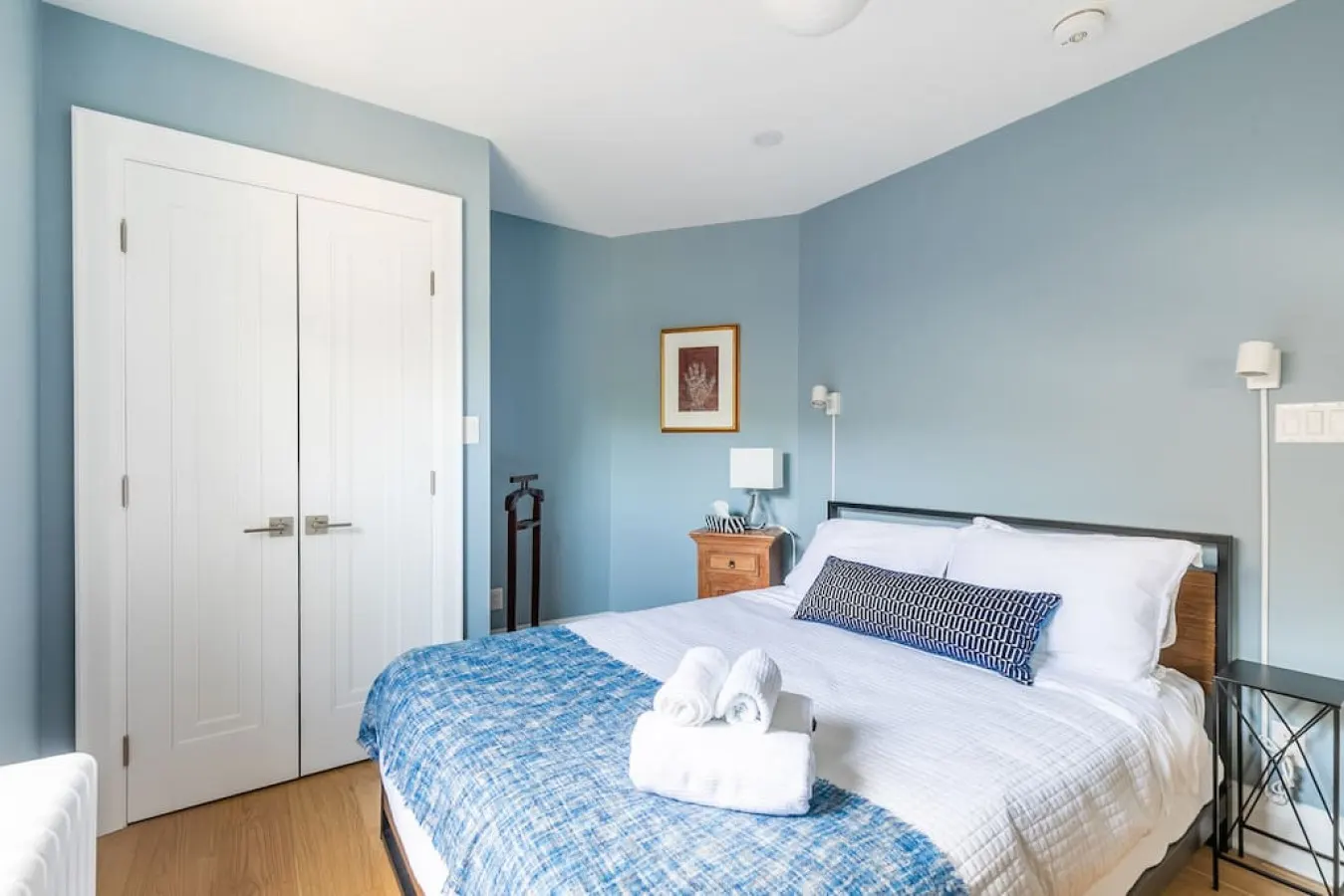 Stylish & Cozy 2-Bedroom Home - Bloor West Village 16