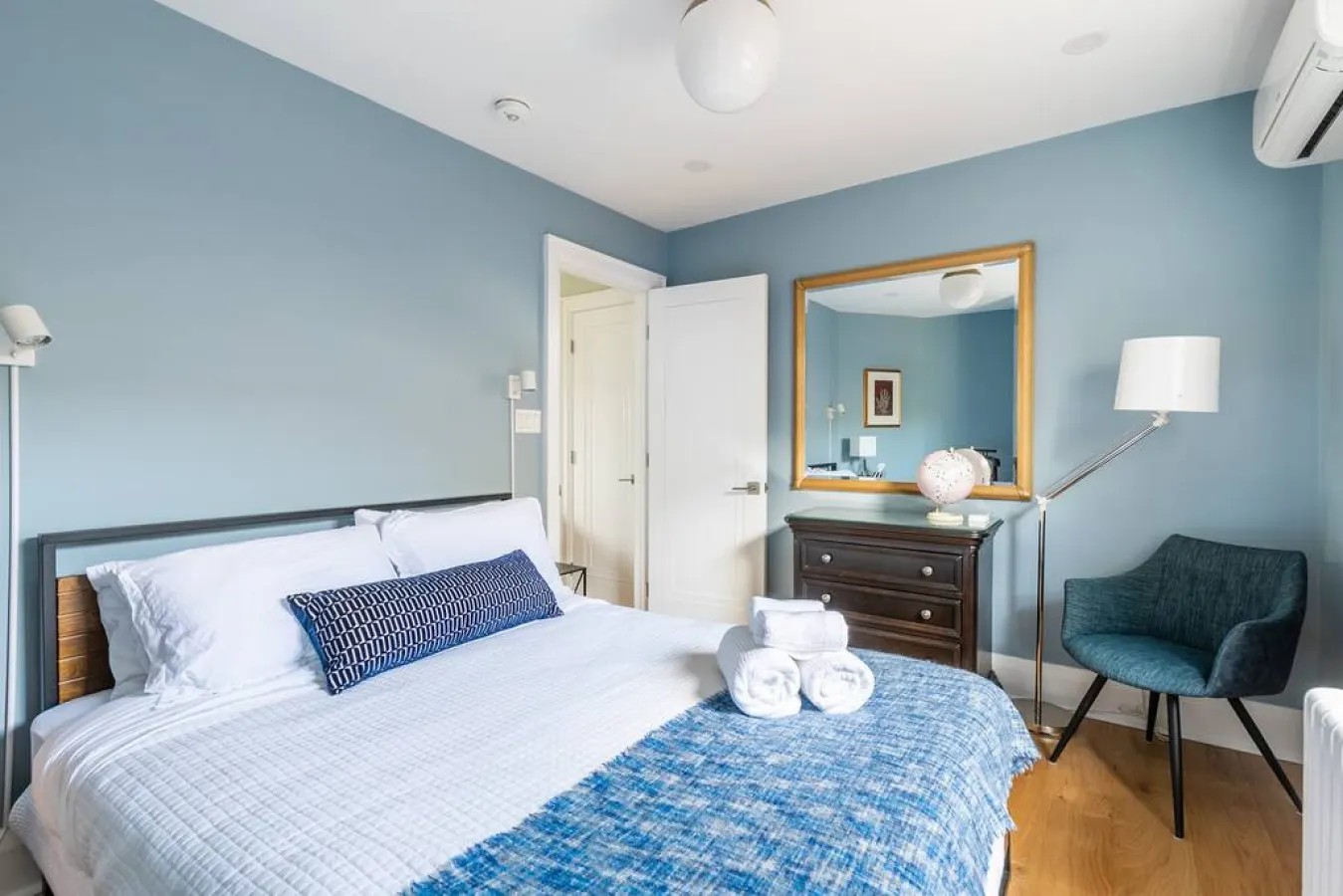 Stylish & Cozy 2-Bedroom Home - Bloor West Village 17